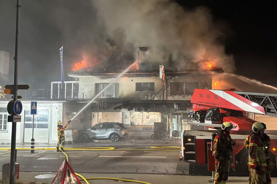 Bild Gebäude mit Tankstelle in Vollbrand